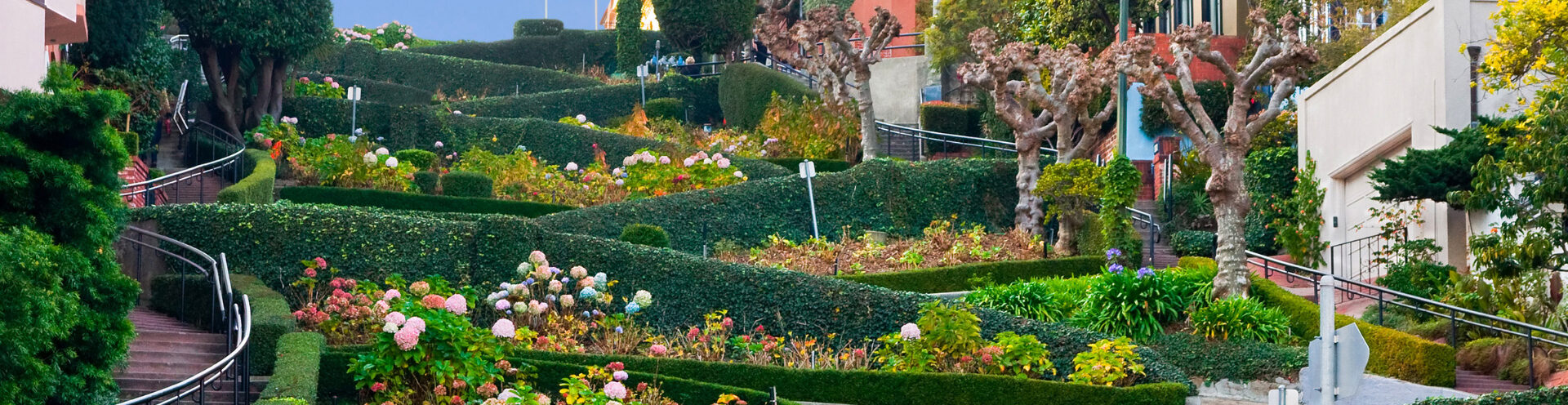 Lombard Street&rsquo;s winding road lined with colorful flowers